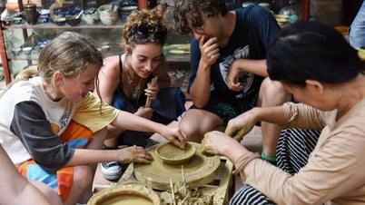 Foreign tourists experience 'muddy hands' in Thanh Ha pottery village