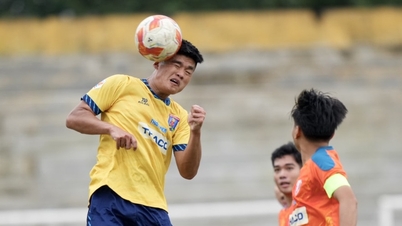 គ្រូ​បង្វឹក Tran Huu Dong Trieu និង​ក្រុម​របស់​លោក​ចូល​ប្រឡូក​ក្នុង​ការ​ប្រយុទ្ធ​គ្នា​យ៉ាង​ខ្លាំង​ដោយ​ជួប​នឹង 'ថ្ម'