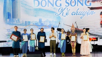 Duy Tan University 학생들이 2024 National Music and Dance Festival에서 은메달을 획득했습니다.