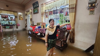Sau cơn mưa lớn hàng giờ, người dân TP.Bảo Lộc lội bì bõm vì ngập nặng