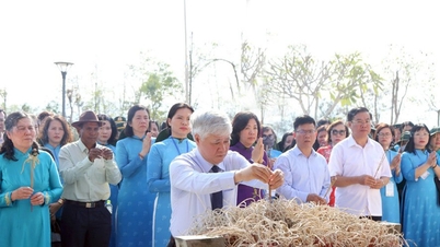 Đoàn đại biểu phụ nữ cả nước hướng về Điện Biên tri ân Anh hùng, liệt sĩ