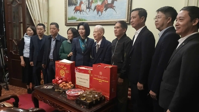 ថ្នាក់ដឹកនាំក្រុងចុះសួរសុខទុក្ខ និងផ្តល់អំណោយដល់គ្រួសារគោលនយោបាយនៅស្រុក Hoang Mai