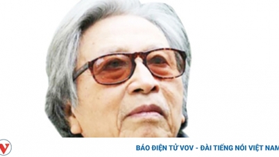 Em đứng giữa giảng đường hôm nay