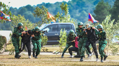 Sehen Sie zu, wie Grenzbeamte und Polizisten die Festnahme von Drogenkriminellen an der Grenze zwischen Vietnam und Laos proben