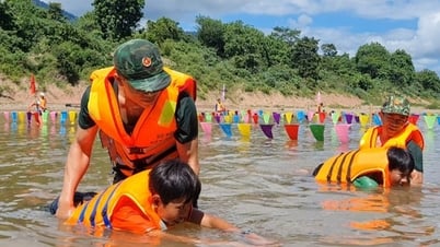 ការបង្រៀនហែលទឹកមិនមែនគ្រាន់តែជាការងាររបស់គ្រូនោះទេ។