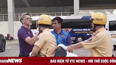 HLV Troussier tặng vé xem trận Việt Nam vs Indonesia cho cảnh sát dẫn đoàn
