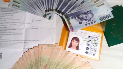 Foreign guests happily received back all documents and wallets left on the train.