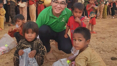 ຊາຍໜຸ່ມໄດ້ສະໜັບສະໜູນນັກຮຽນທີ່ດ້ອຍໂອກາດ ແລະ ສະໜັບສະໜູນຜູ້ເຖົ້າຜູ້ແກ່ທີ່ໂດດດ່ຽວ.