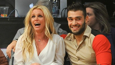 Britney រៀបចំពិធីជប់លៀងលែងលះ៖ ពាក់កណ្តាលអាក្រាតកាយ និងអនុញ្ញាតឱ្យបុរសថើបជើងរបស់នាង