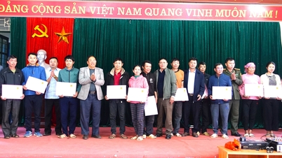 Gần 30 hộ dân huyện Nậm Pồ nhận Giấy chứng nhận quyền sử dụng đất