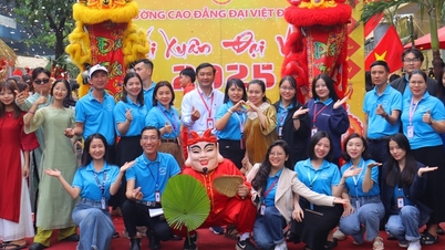 Không khí Tết xưa tại Hội xuân Cao đẳng Đại Việt 2025