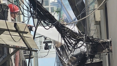 Cháy nhà dân trong hẻm ở TPHCM, 4 người mắc kẹt được giải cứu