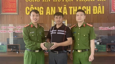ប្រជាជន​ប្រគល់​ប្រាក់​១០០​លាន​ដុង​ដែល​ធ្លាក់​ពីលើ​ដំបូល​រថយន្ត