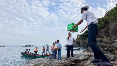 Going offshore and climbing forests to bring Tet to officers, soldiers and people of Hon Chuoi island