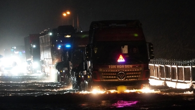 National Highway 1A through Thanh Hoa is deeply flooded, traffic police are on duty all night to direct traffic.