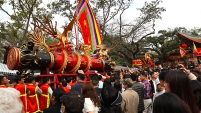 Hàng nghìn người dân chen nhau rước pháo khổng lồ ở làng Đồng Kỵ
