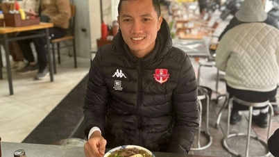 ゴールキーパーのディン・チュウはハイフォンのカタツムリ麺の店を訪れたが、店主はこれに衝撃を受けた。