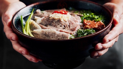 Bán phở hơn 200.000 đồng một bát, quán của Chi Pu kín khách