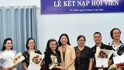 People's Artist Kim Cuong was moved at the new member admission ceremony