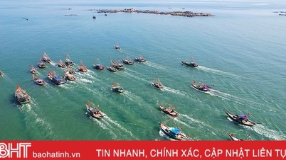 Hàng chục tàu thuyền tham gia lễ hội cầu ngư Nhượng Bạn 