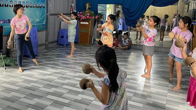 គ្រូមត្តេយ្យដ៏គួរឱ្យស្រលាញ់ បង្រៀនមេរៀនរាំដោយឥតគិតថ្លៃដល់ក្មេងៗក្នុងរដូវក្តៅ