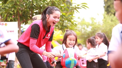 កញ្ញា H'Hen Nie ផ្តល់ប័ណ្ណធានារ៉ាប់រង និងសួនកុមារដល់កុមារនៅ Dak Lak
