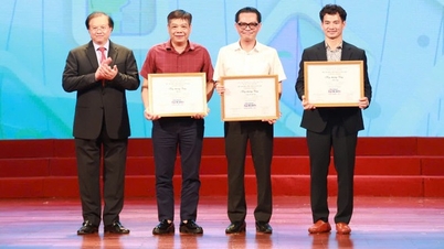 화이트 나이트, 언페이스풀 서클, 데블스 캐처가 국립드라마페스티벌에서 금메달을 수상했습니다.