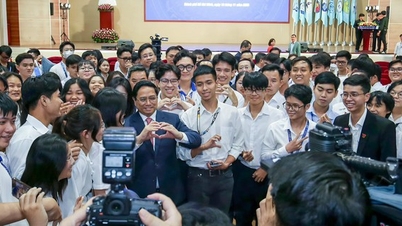 Prime Minister Pham Minh Chinh raised 5 notes for Ho Chi Minh City National University