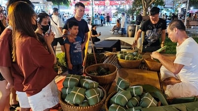 Mua bánh chưng và đặc sản vùng miền tại “Lễ hội Tết Việt 2024”