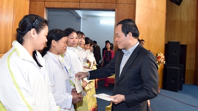 Deputy Prime Minister Tran Luu Quang presents Tet gifts in Hoa Binh province
