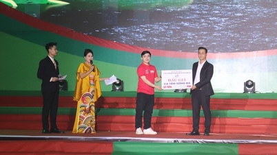 Subasta "Monstruo" en Hoa Binh: un esturión de 45 kg se vendió por 150 millones de dongs.