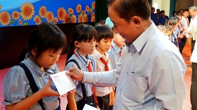 Báo Người Lao Động trao kinh phí hỗ trợ học tập cho các em học sinh nghèo