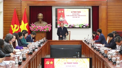 제10회 국민예술인 및 공로예술인상 시상식은 문화예술 발전에 기여한 예술인들의 역할을 기리는 시상식입니다.