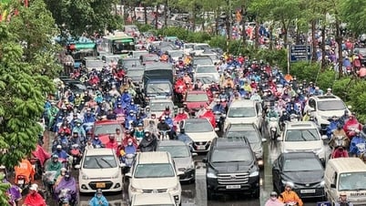 ប្រជាជន​ពិបាក​រើ​ម៉ែត្រ​មួយ​ម៉ែត្រ​នៅ​លើ​ផ្លូវ​ក្នុង​ពេល​ភ្លៀង​ធ្លាក់​ខ្លាំង​ក្នុង​ម៉ោង​ប្រញាប់។