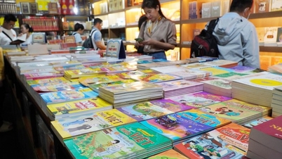 Exposición de libros budistas que celebra el Festival Vu Lan