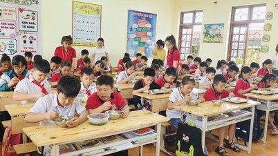 touching story of teachers taking care of students during flood