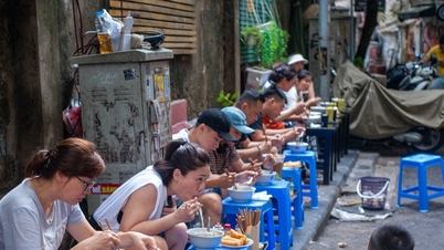 Khi thực khách xếp hàng phải mừng chứ nhỉ, sao lại chê bai 'khổ vì miếng ăn'?