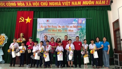Visit and give Mid-Autumn gifts to 80 godchildren