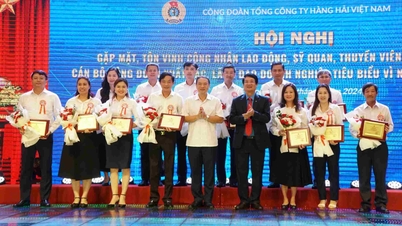 Tổng Công ty Hàng hải Việt Nam khen thưởng cá nhân xuất sắc