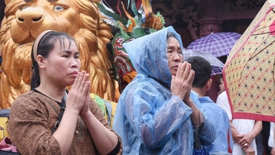 មនុស្ស​រាប់​ពាន់​នាក់​ហ៊ាន​ភ្លៀង​ដើម្បី​បើក​ពិធីបុណ្យ​វត្ត Huong
