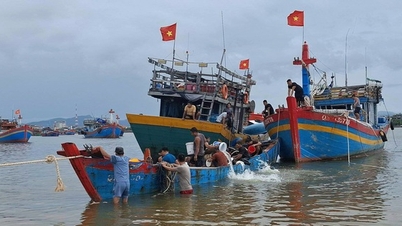 More than 50 fishermen and Border Guards rescue a squid fishing boat that was sunk by waves
