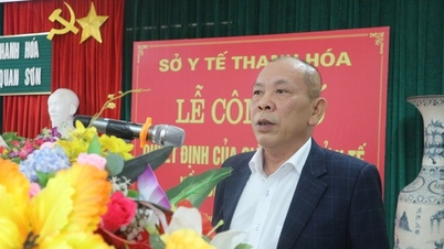 ប្រគល់​ប្រធាន​មន្ទីរ​សុខាភិបាល Thanh Hoa ជូន​លោក Nguyen Ba Can