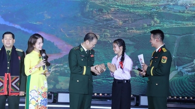 Xúc động với câu chuyện “Nâng bước em tới trường” của bộ đội biên phòng Việt Nam dành cho trẻ em Lào