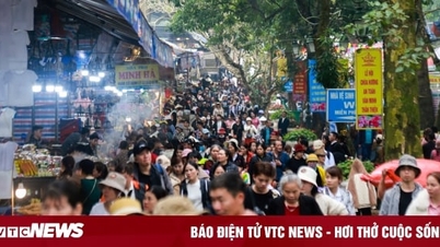 Khách ùn ùn đi du xuân, nhiều điểm du lịch gần Hà Nội 'thất thủ'