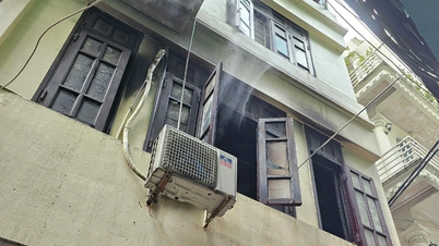 Cảnh sát cứu 3 người thoát căn nhà cháy sáng 30 Tết