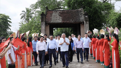 ប្រធានរដ្ឋអញ្ជើញទៅសួរសុខទុក្ខ និងជូនអំណោយដល់ប្រជាជន Duong Lam, Son Tay