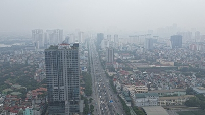 Gần trưa, bầu trời Hà Nội vẫn mù mịt sương