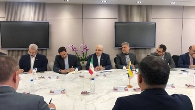 Ignoring the US's announcement to reactivate sanctions, what did Iran promise Venezuela?