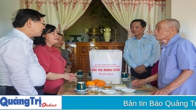 Trưởng Ban Dân vận Trung ương Bùi Thị Minh Hoài thăm, tặng quà cho các gia đình chính sách