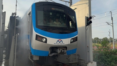 Chỉ mất 15 phút, metro số 1 rửa tàu như thế nào?